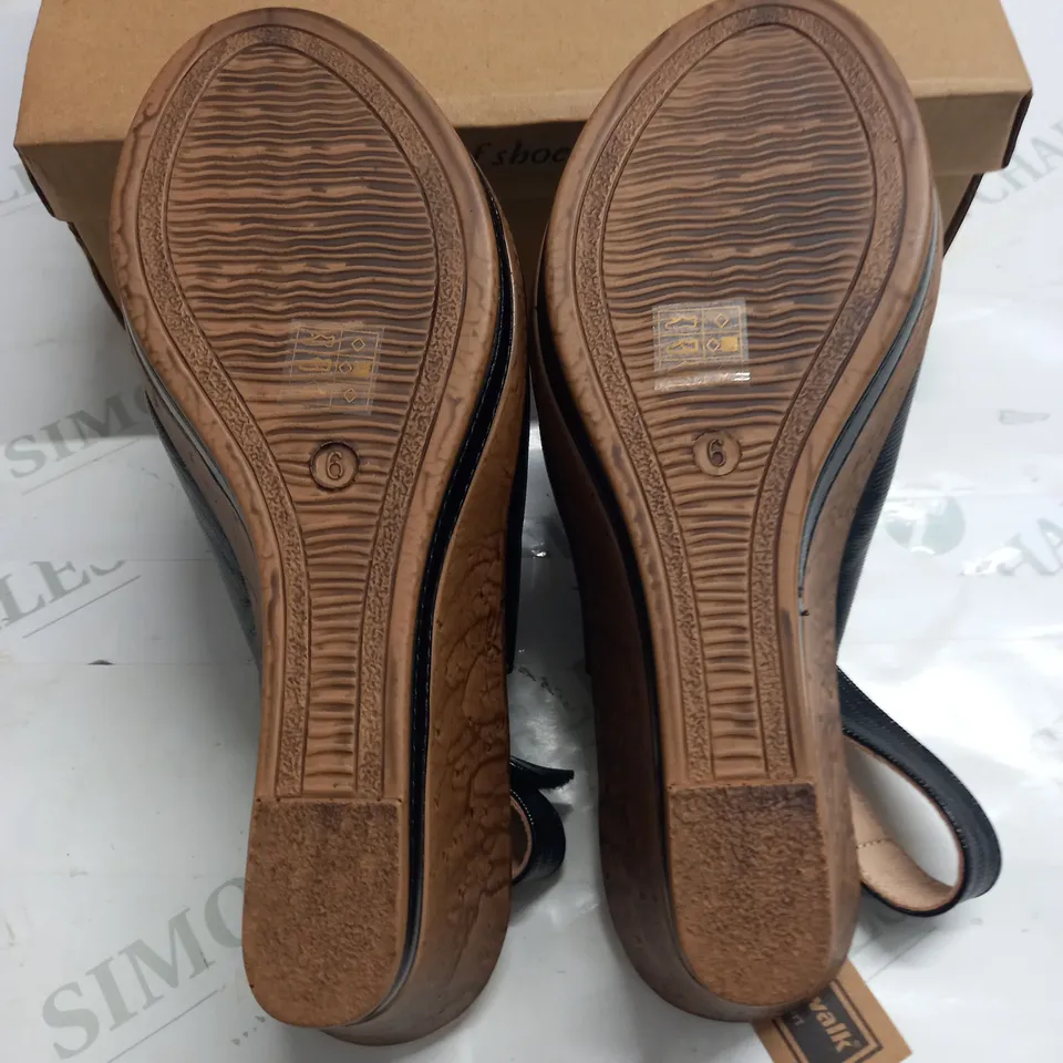 BOXED PAIR OF CUSHION WALK BLACK STRAPPY WEDGE HEELED SHOES - SIZE 6