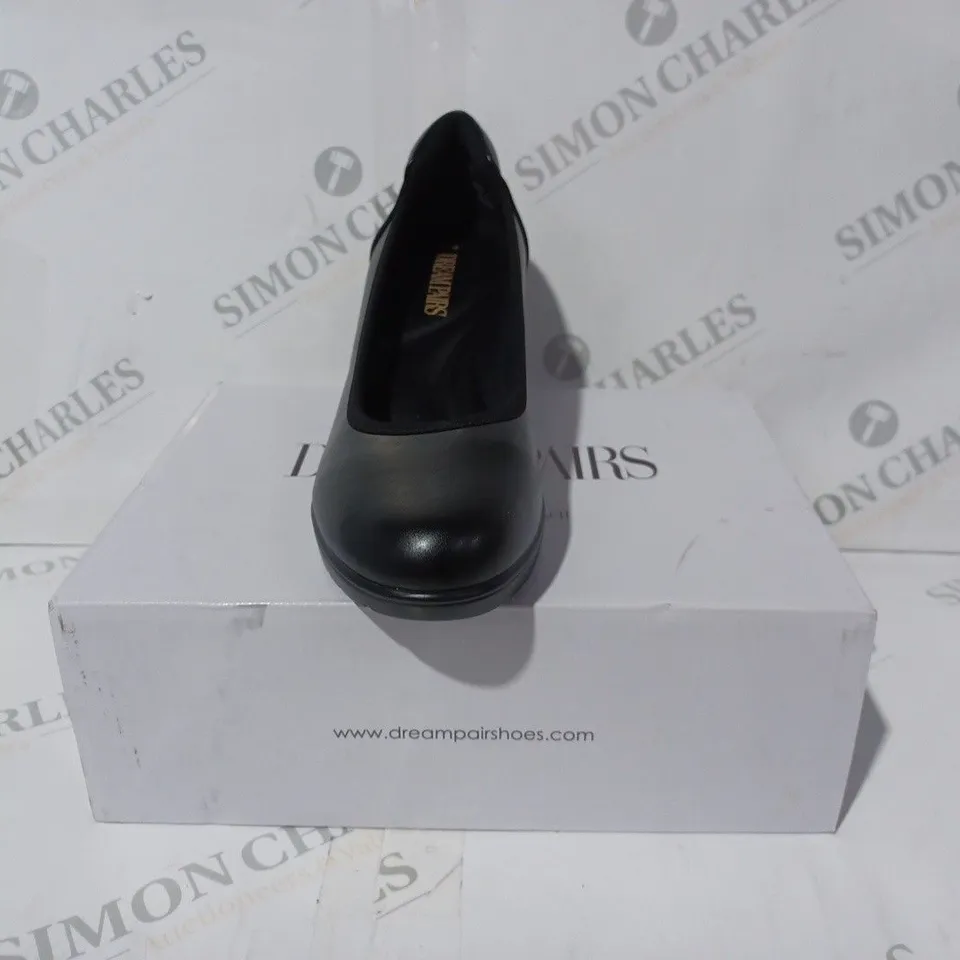 BOXED PAIR OF DREAMPAIRS CLOSED TOE SLIP-ON BLOCK HEEL SHOES IN BLACK UK SIZE 5