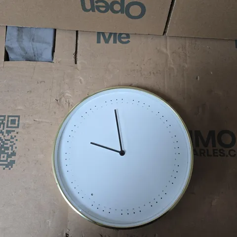 BOX OF APPROXIMATELY 15 ASSORTED ITEMS TO INCLUDE: GOLD WALL CLOCK 
