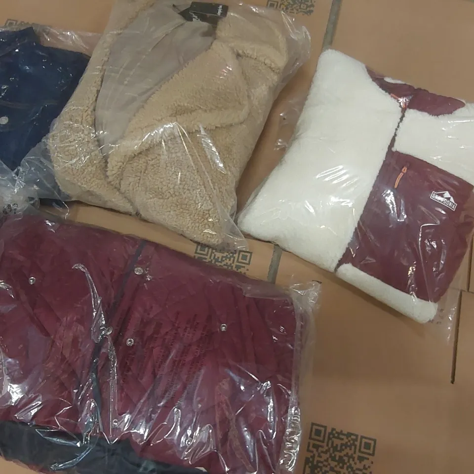 PALLET CONTAINING APPROXIMATELY 100x BRAND NEW ASSORTED DESIGNER CLOTHING ITEMS INCLUDING: SNOWDONIA JACKET, SIMPLY BE JACKETS, JD WILLIAMS JACKETS ECT