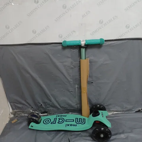MICRO SCOOTER - MAXI DELUXE LED SCOOTER MINT