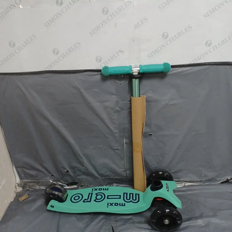 MICRO SCOOTER - MAXI DELUXE LED SCOOTER MINT RRP £144.99