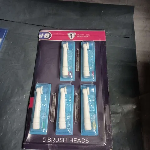 APPROXIMATELY 25 ASSORTED ORAL B  ITEMS INCLUDING TOOTHBRUSH HEADS AND CROSS ACTION CLEAN MAXIMISER 