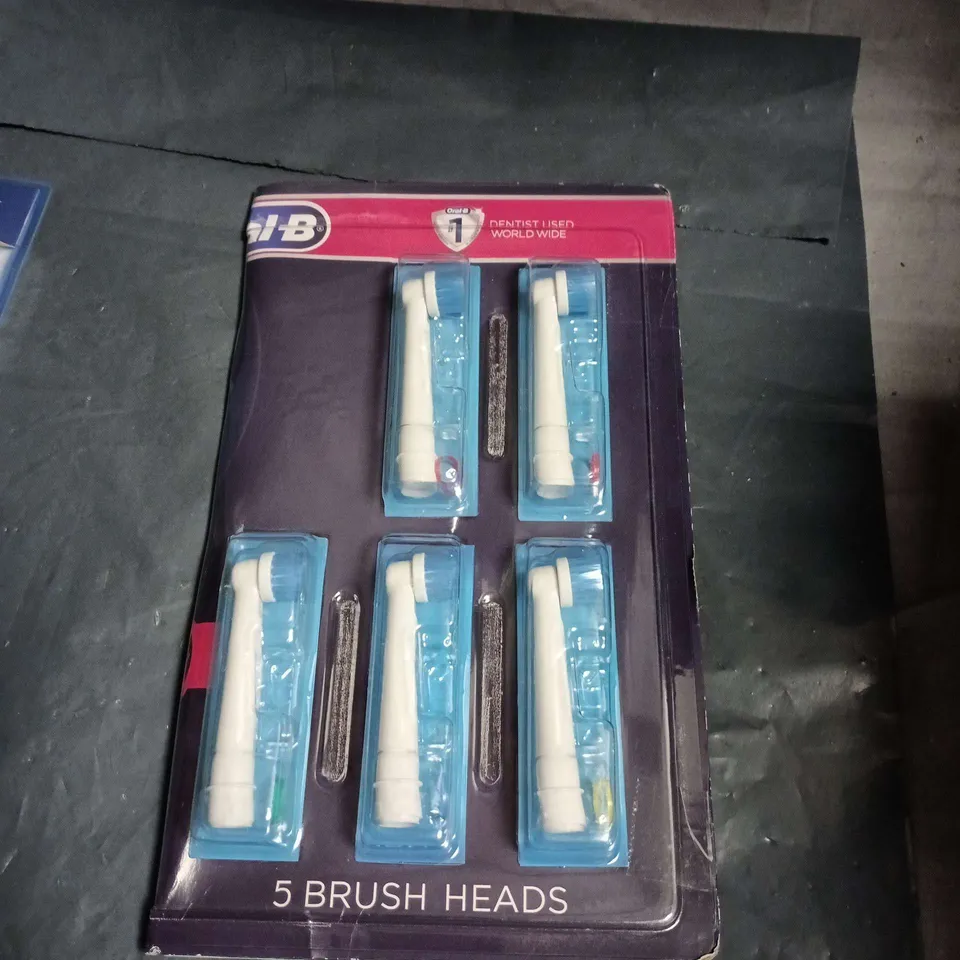 APPROXIMATELY 25 ASSORTED ORAL B  ITEMS INCLUDING TOOTHBRUSH HEADS AND CROSS ACTION CLEAN MAXIMISER 