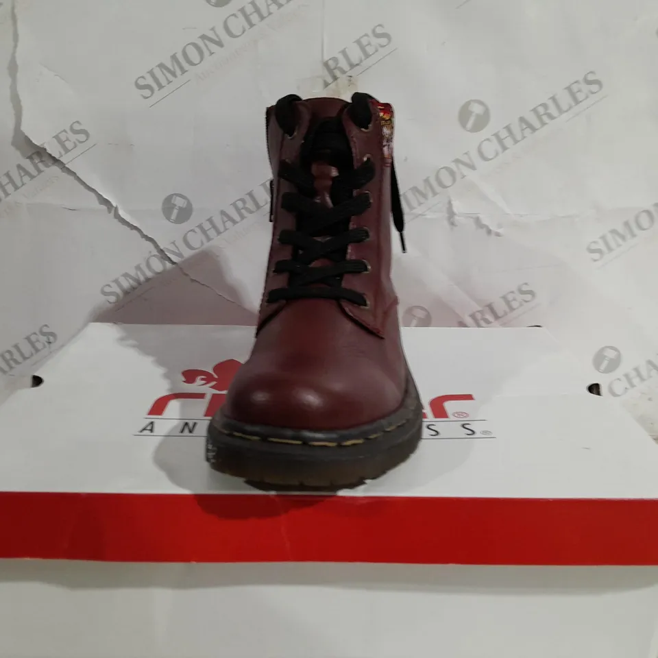 BOXED PAIR OF RIEKER RED INTEREST COLOUR BOOT SIZE 6 