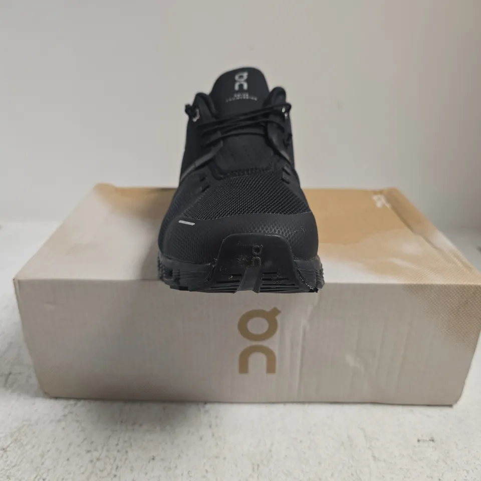 BOXED PAIR OF ON CLOUD 5 TRAINERS IN BLACK SIZE UK 10.5