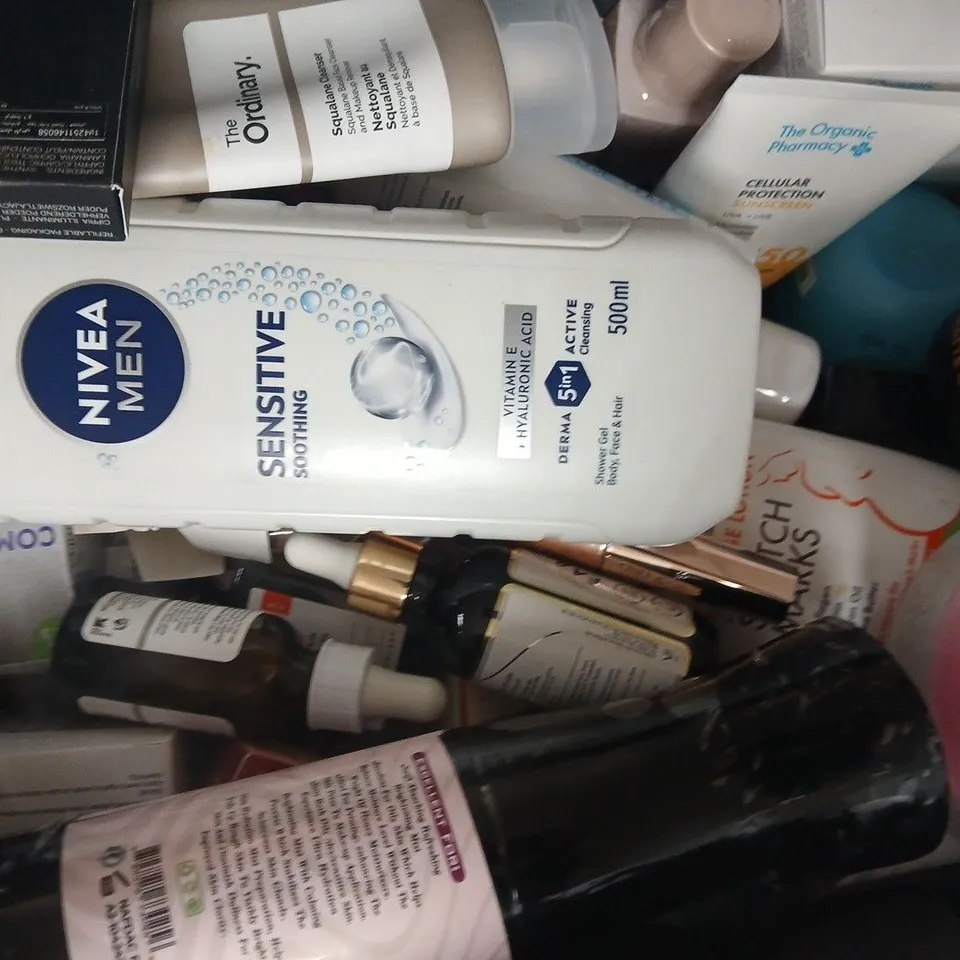 APPROXIMATELY 20 ASSORTED COSMETIC ITEMS INCLUDING VARIOUS MAKES AND BRANDS - COLLECTION ONLY