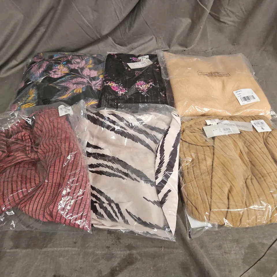 BOX OF APPROXIMATELY 20 ASSORTED CLOTHING ITEMS TO INCLUDE JOGGERS, DRESS, TOPS, ETC