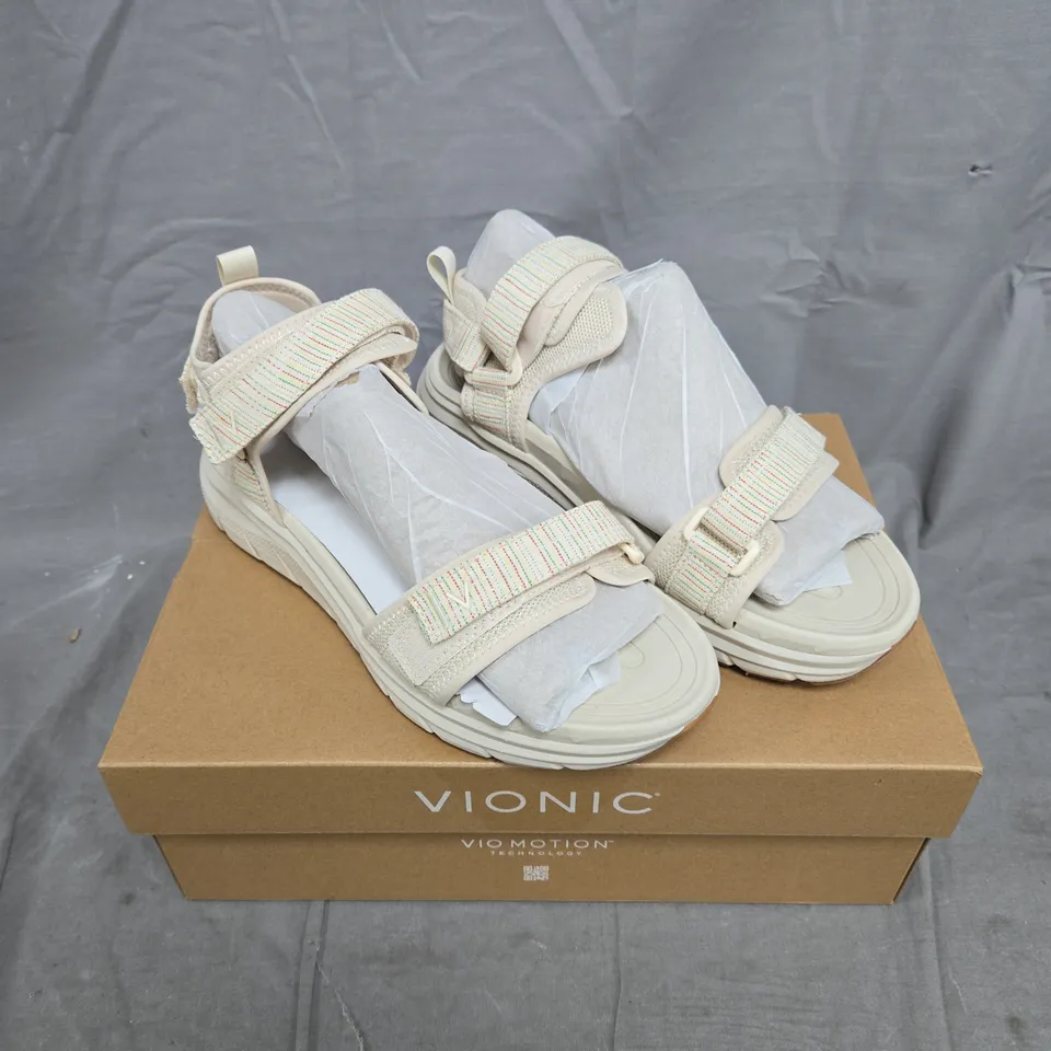 BOXED PAIR OF VIONIC WALK MAX SANDALS IN CREAM SIZE 6.5