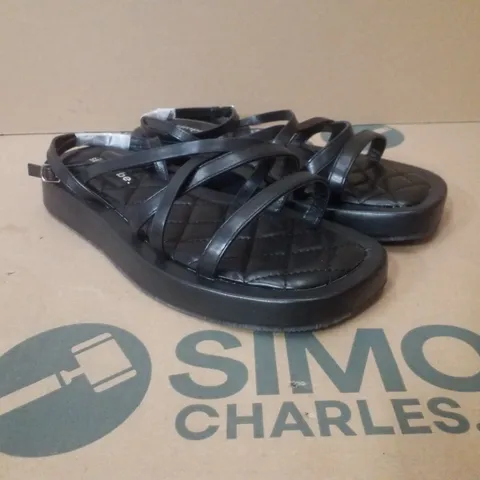 BOX CONTAINING APPROXIMATELY 6 PAIRS OF BRAND NEW SIMPLY BE BLACK PHOEBE EX WIDE SANDALS - SIZE 9