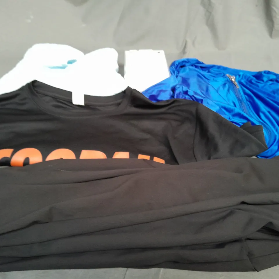 BOX OF APPROXIMATELY 25 ASSORTED CLOTHING ITEMS TO INCLUDE - T-SHIRT , LEGGINGS , PANTS ETC