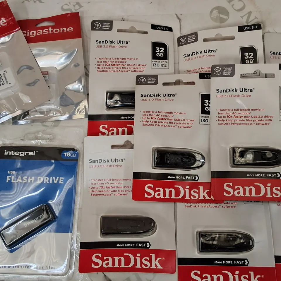 LOT OF 13 ASSORTED MEMORY STORAGE ITEMS TO INCLUDE SANDISK 32GB USB 3.0 FLASH DRIVES