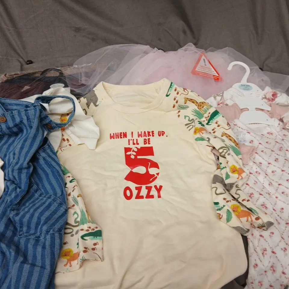 APPROXIMATELY 20 ASSORTED KIDS CLOTHING ITEMS IN VARIOUS STYLES, SIZES & COLOURS TO INCLUDE TOPS, 2PC SETS, ONESIE, ETC