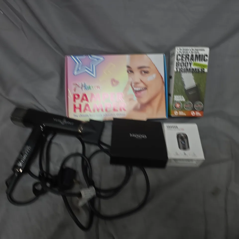 APPROXIMATELY 7 ASSORTED HEALTH & BEAUTY ITEMS TO INCLUDE 7TH HEAVEN PAMPER HAMPER, CERAMIC BODY TRIMMER, MOOD LONDON FRAGRANCE SET, ETC