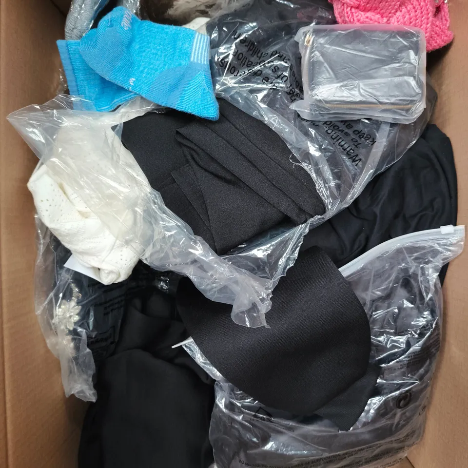 APPROXIMATELY 25 ASSORTED CLOTHING PRODUCTS IN VARIOUS STYLES & SIZES TO INCLUDE JACKETS, T-SHIRTS, DRESSES ETC