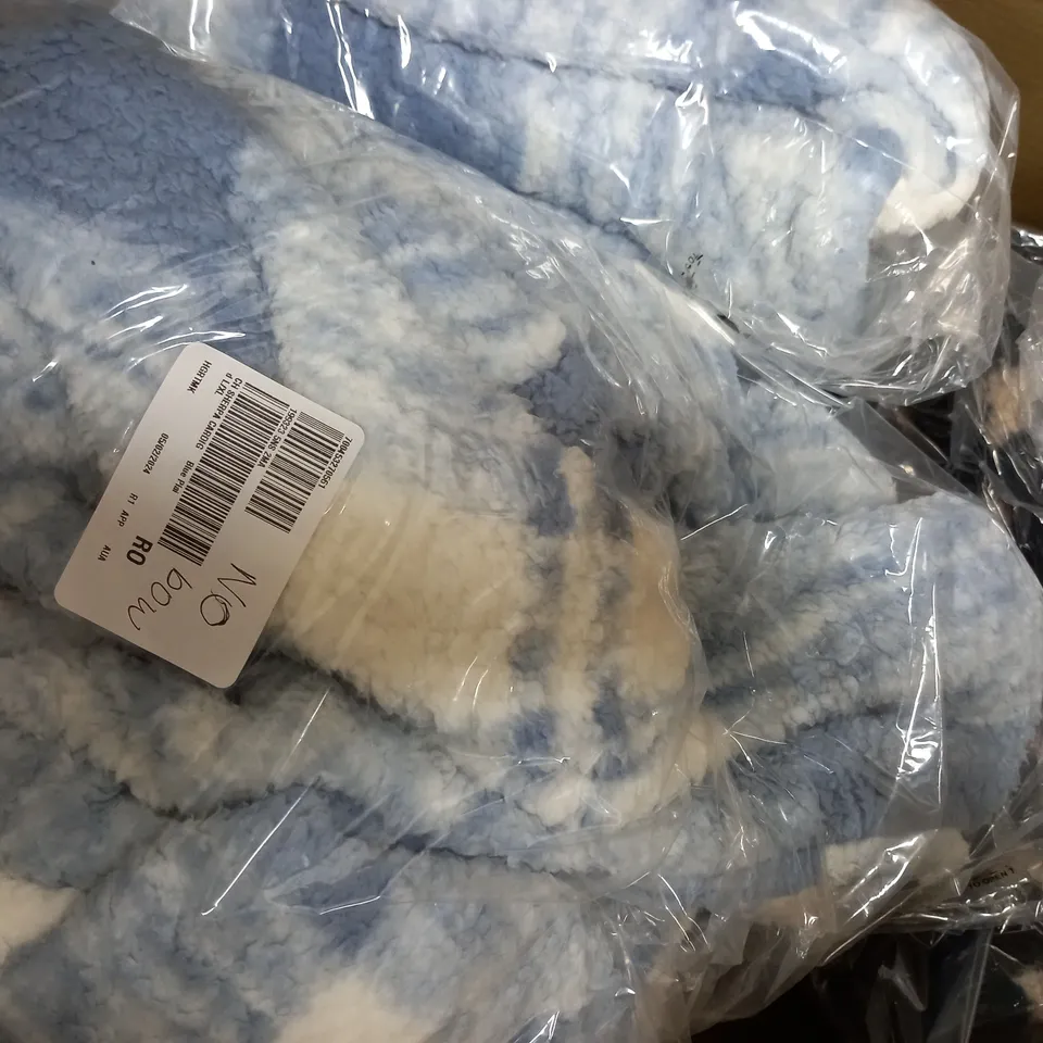 APPROXIMATELY 10 ASSORTED ITEMS OF HOME CLOTHING TO INCLUDE ONESIE IN PINK HEART SIZE S, OVERSIZED SHERPA COATIGAN SIZE S/M, PJ SET SIZE MEDIUM