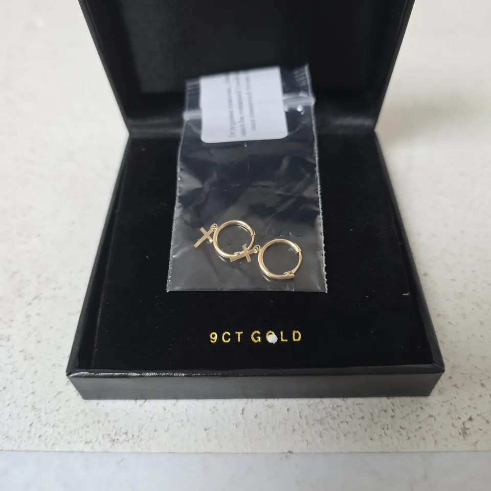 TUSCANY GOLD 9CT GOLD "CROSS" EAR RINGS IN BLACK BOX