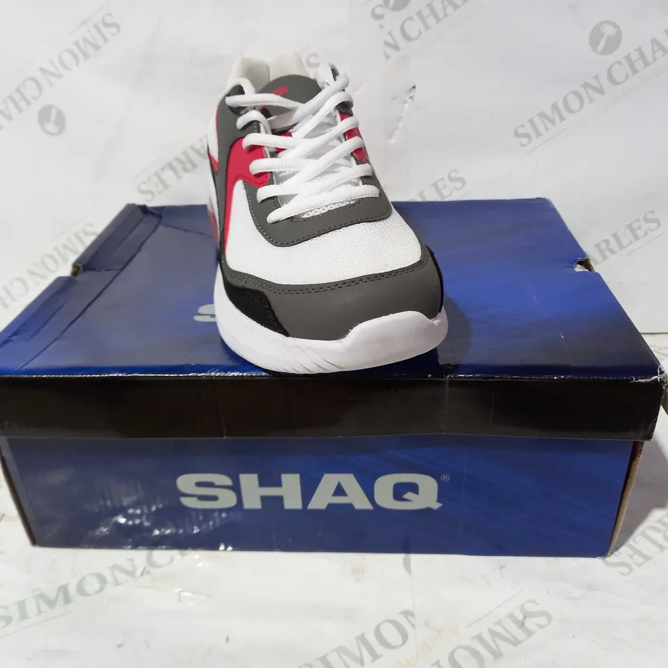 BOXED PAIR OF SHAQ ARMSTRONG SHOES IN WHITE/GREY/RED UK SIZE 8