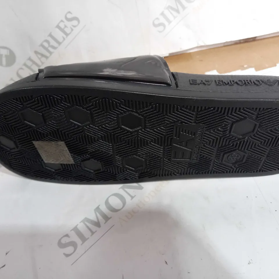 EA7 EMPORIO ARMANI LOGO SLIDERS, BLACK PATENT / GOLD - SIZE 5