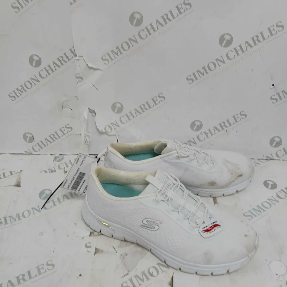 UNBOXED PAIR OF SKETCHERS BUNGEE TRAINERS WHITE SIZE 6.5