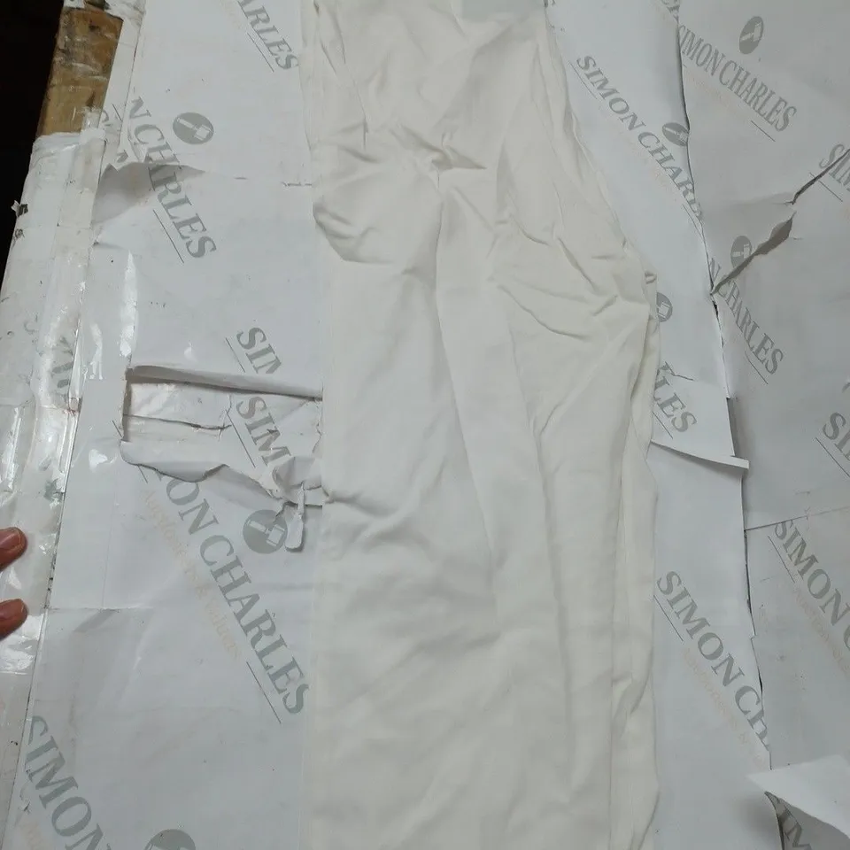 APPROXIMATELY 10 CLOTHING ITEMS INCLUDING: JUMPERS, TROUSERS, T SHIRTS (ALL IN DIFFERENT SIZES AND COLOURS)