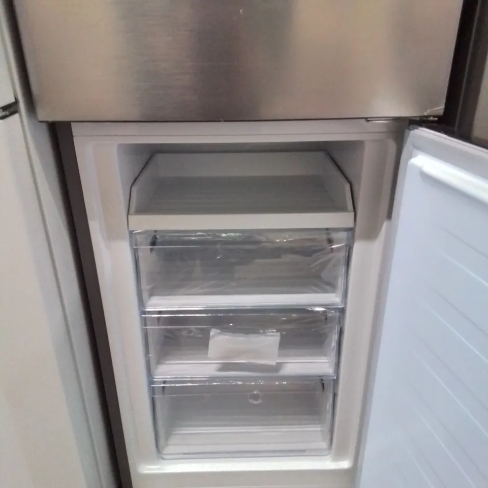 HISENSE 155CM FREESTANDING 50/50 FRIDGE FREEZER IN SILVER - UNPROCESSED RAW RETURN 