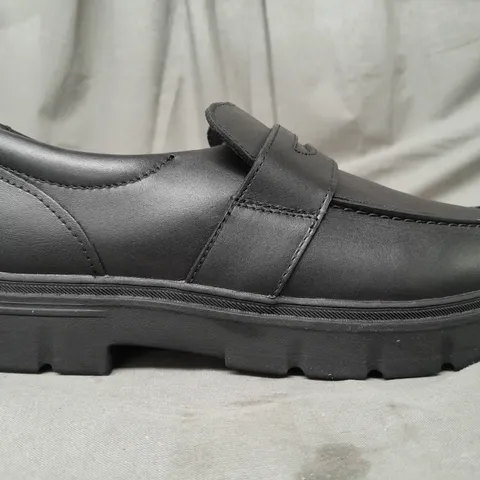 BOXED PAIR OF CLARKS SHOES IN BLACK UK SIZE 7