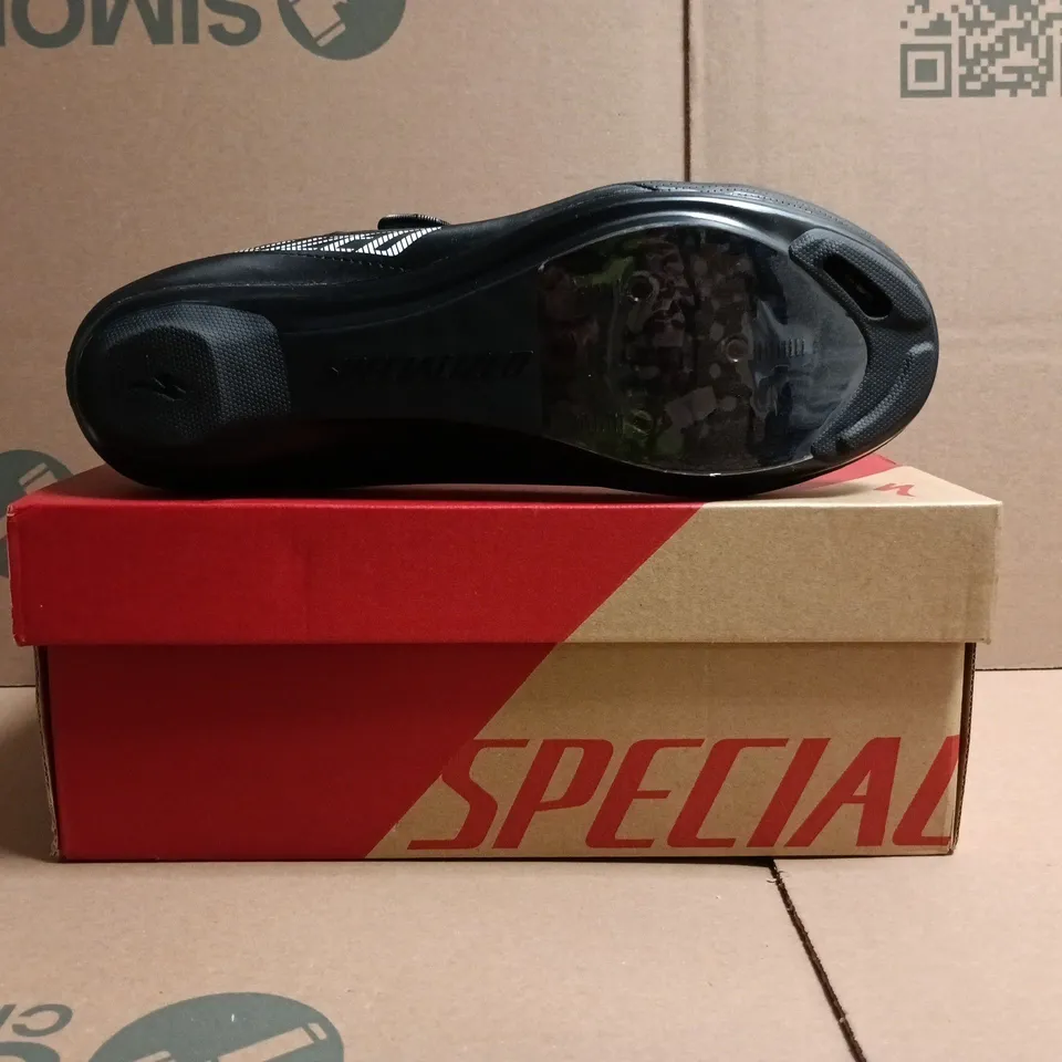 BOXED PAIR OF SPECIALIZED BODY GEOMETRY ROAD SHOES IN BLACK SIZE UK 8
