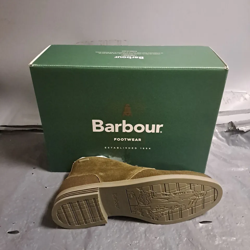 BOXED PAIR OF BARBOUR READHEAD KHAKI BOOTS SIZE UK 10