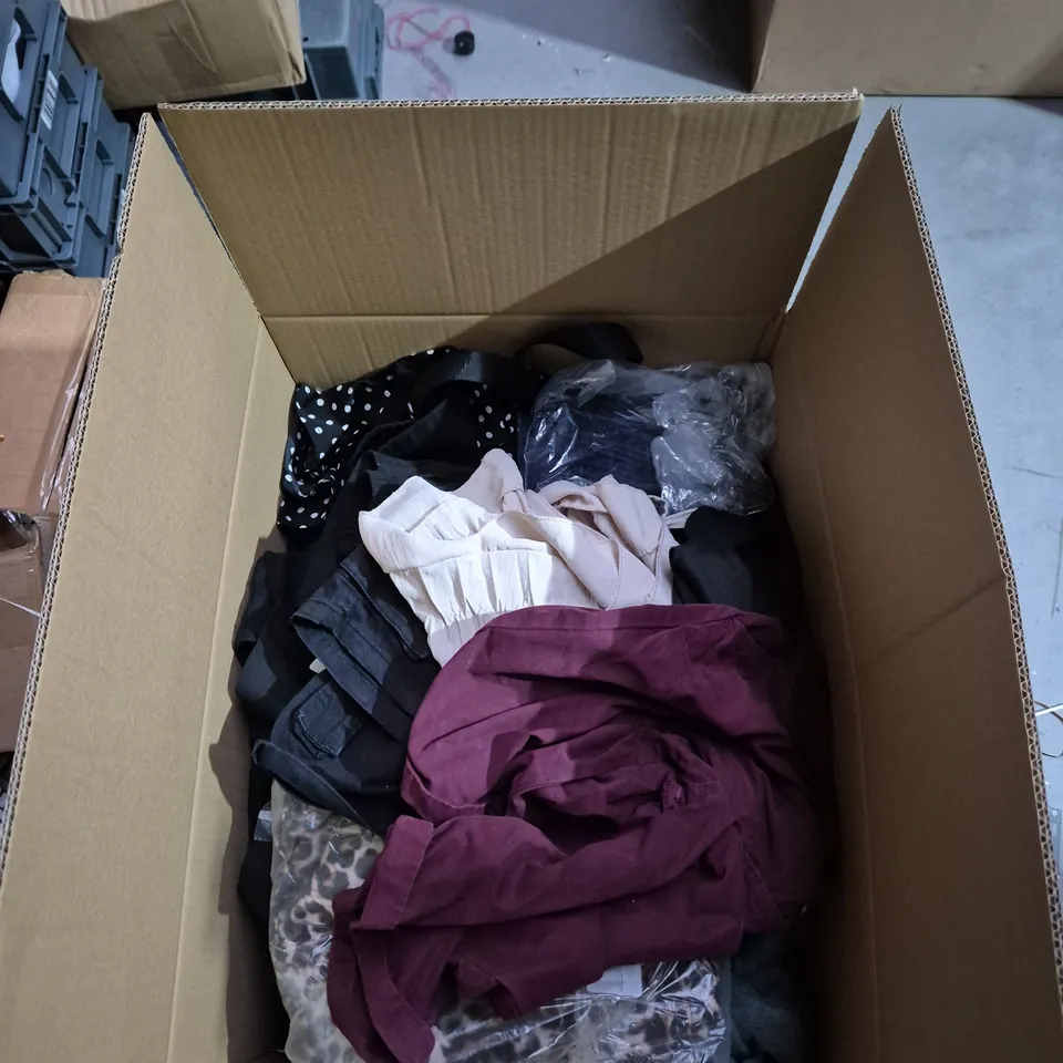 ASSORTED WOMEN'S CLOTHING BUNDLE IN BOX OF LARGE QUANTITY ITEMS