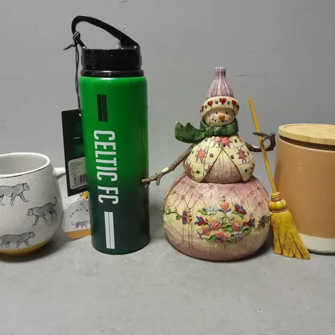 APPROXIMATELY 7 ASSORTED ITEMS TO INCLUDE - MUG , JOHN LEWIS TUB , CELTIC FC BOTTLE ETC