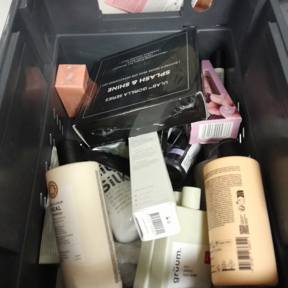 APPROXIMATELY 20 ASSORTED HEALTH & BEAUTY PRODUCTS TO INCLUDE L'OREAL MAGIC RETOUCH, LYNX SHOWER GEL AND MANCAVE CAFFEINE SHAMPOO