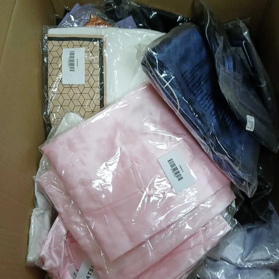 BOX OF APPROXIMATELY 20 CLOTHING AND FASHION ITEMS - VARIOUS COLOURS, SIZES AND STYLES