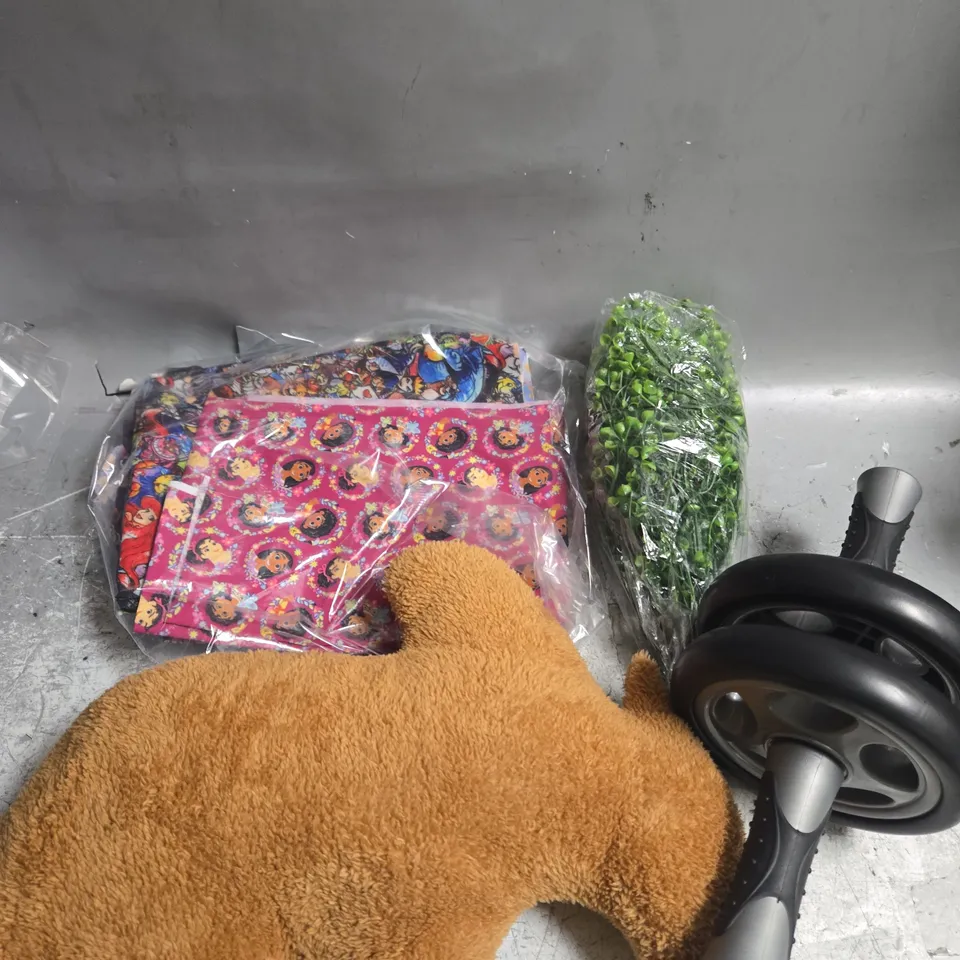 APPROXIMATELY 20 ASSORTED HOUSEHOLD PRODUCTS TO INCLUDE PLUSH TOY, HOME DÉCOR, EXERCISE ROLLER ETC 