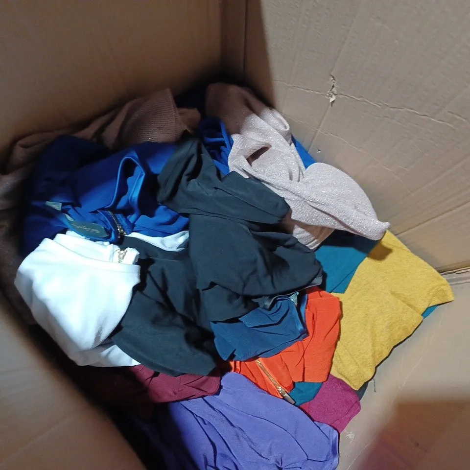 BOX OF APPROX 30 ASSORTED CLOTHING ITEMS TO INCLUDE RUTH LANGSFORD - KIM&CO - ETC