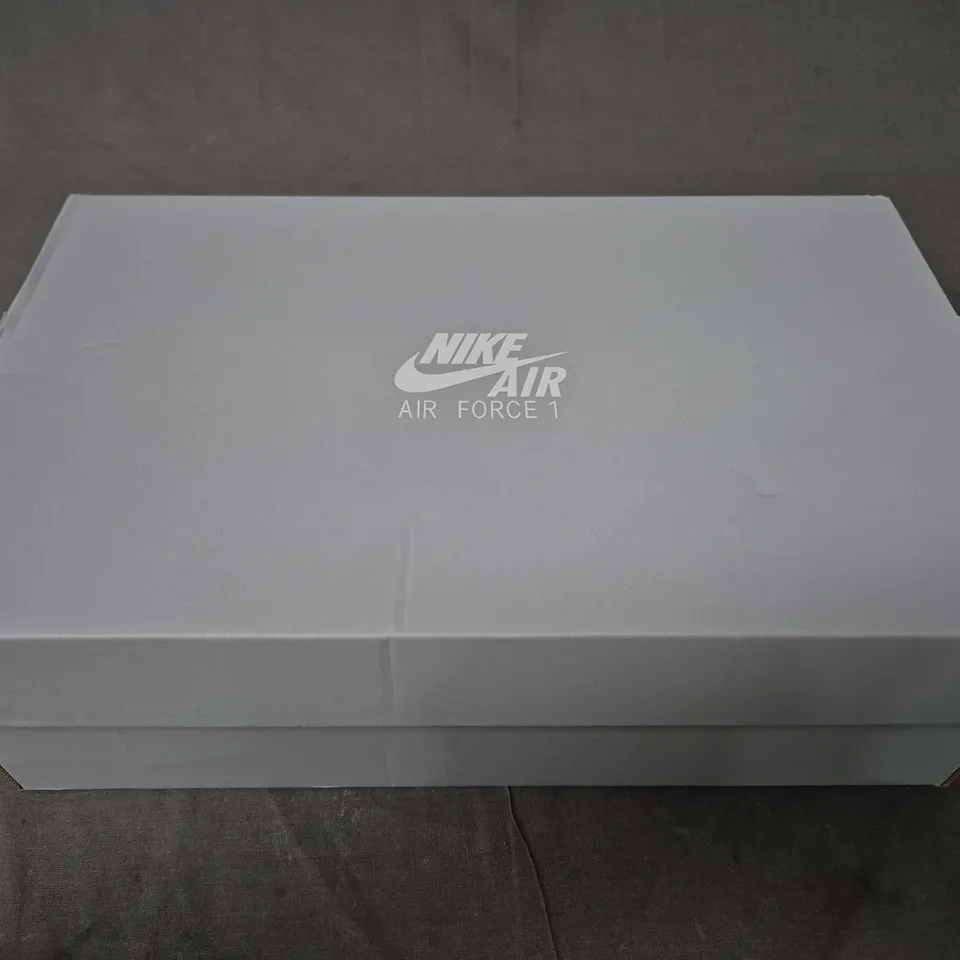 BOXED PAIR OF NIKE WOMEN'S AIR FORCE 1 '07 ESS SHOES IN WHITE/METALLIC SILVER UK SIZE 6