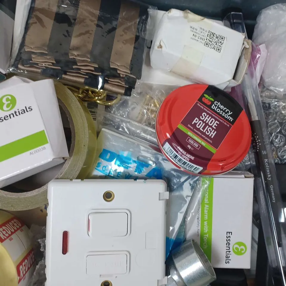 APPROXIMATELY 10 ASSORTED HOUSEHOLD ITEMS TO INCLUDE DOOR LOCK, 3 GANG MOULDED ADAPTOR, WINDOW SHOCK ALARM, ETC