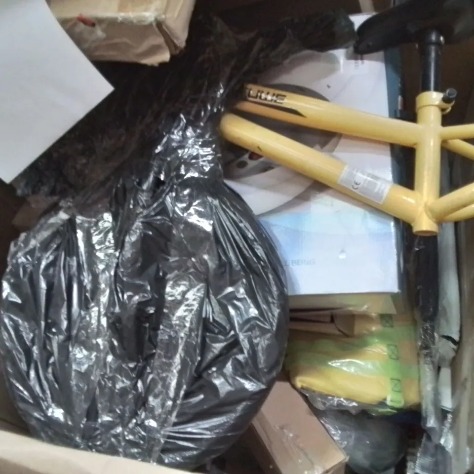 PALLET OF ASSORTED ITEMS TO INCLUDE: MASTICATING WHOLE FRUIT JUICER, PLAYPEN, FOLDING STOOL, CAMPING BED, PULL-UP BAR ECT
