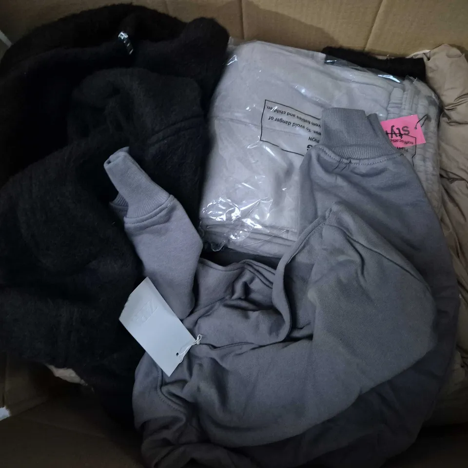 APPROXIMATELY 35 ASSORTED CLOTHING ITEMS IN VARIOUS SIZES, STYLES & COLOURS TO INCLUDE BRANDS SUCH AS STYLEUP, PERFECTLY PETITE, BERSHKA, ETC - COLLECTION ONLY