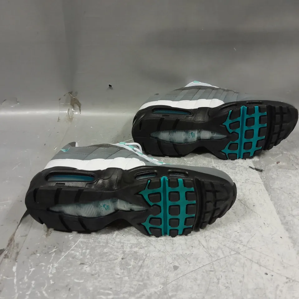 UNBOXED PAIR OF NIKE AIRMAX 95 GREY/WHITE/BLUE UK 8.5