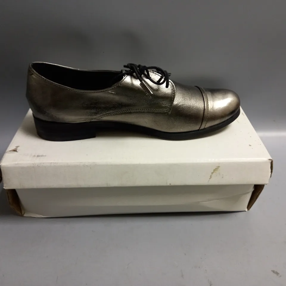BOXED VIVIAN BROGUE LADIES LACE UP SHOES METALLIC. SIZE 5
