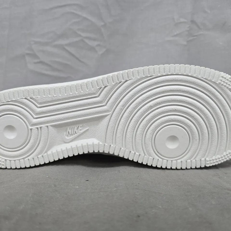 UNBOXED PAIR OF NIKE AIR FORCE 1 '07 SHOES IN WHITE SIZE UK 6