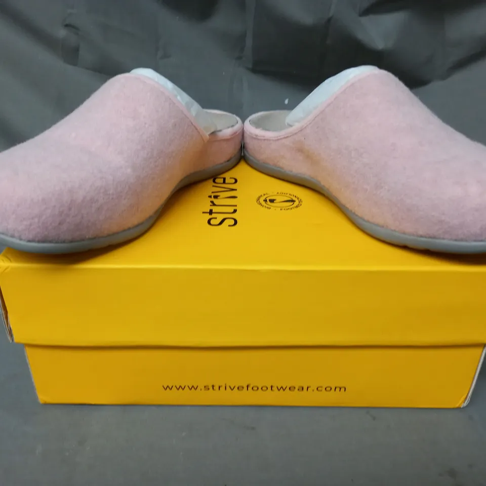 BOXED PAIR OF STRIVE SLIPPERS IN DUSTY PINK SIZE 3