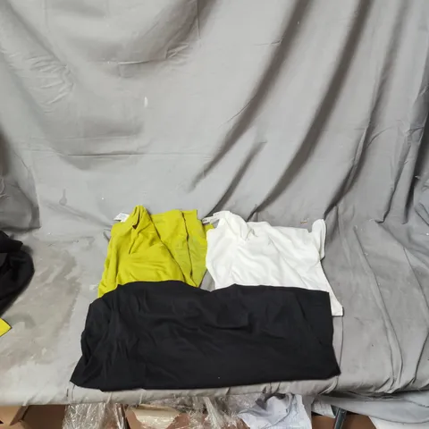 APPROXIMATELY 10 X WYNNE LAYERS T SHIRTS OF VARIOUS SIZES, STYLES AND COLOURS