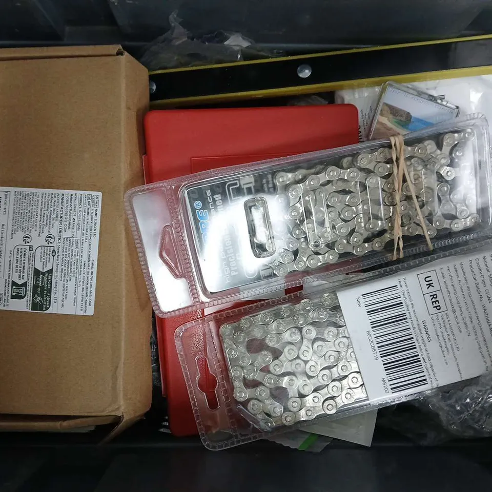 APPROXIMATELY 12 ASSORTED VEHICLE PARTS & ACCESORIES TO INCLUDE BIKE CHAIN, DOOR MIRROR LAMP, VEHICLE CLIPS, ETC