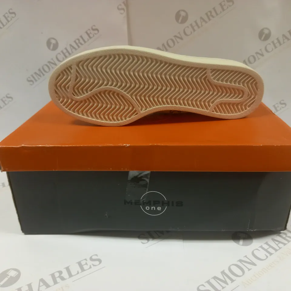 BOXED PAIR OF MEMPHIS ONE SHOES UK SIZE 7.5