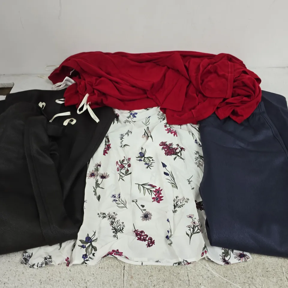 APPROXIMATELY 25 ASSORTED CLOTHING ITEMS IN VARIOUS SIZES, COLOURS & STYLES TO INCLUDE BRANDS SUCH AS APRICOT, KIM&CO, ETC - COLLECTION ONLY