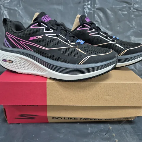 BOXED PAIR OF SKECHERS GO RUN TRAINERS IN BLACK SIZE 4.5