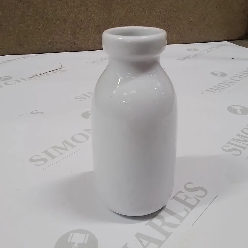 BOX CONTAINING 12 MINI TABLE VASES