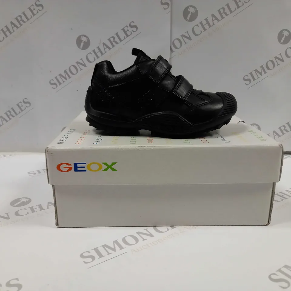 BOXED PAIR OF GEOX SAVAGE J0424A BLACK SCHOOL SHOES UK SIZE 7.5 